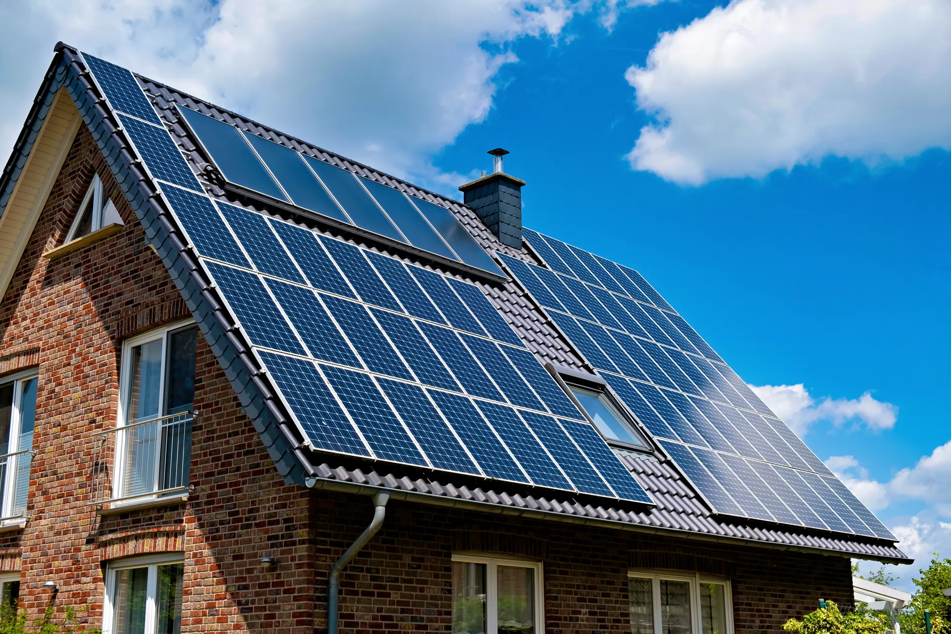 Klinkerhaus mit Photovoltaikanlage auf dem Satteldach