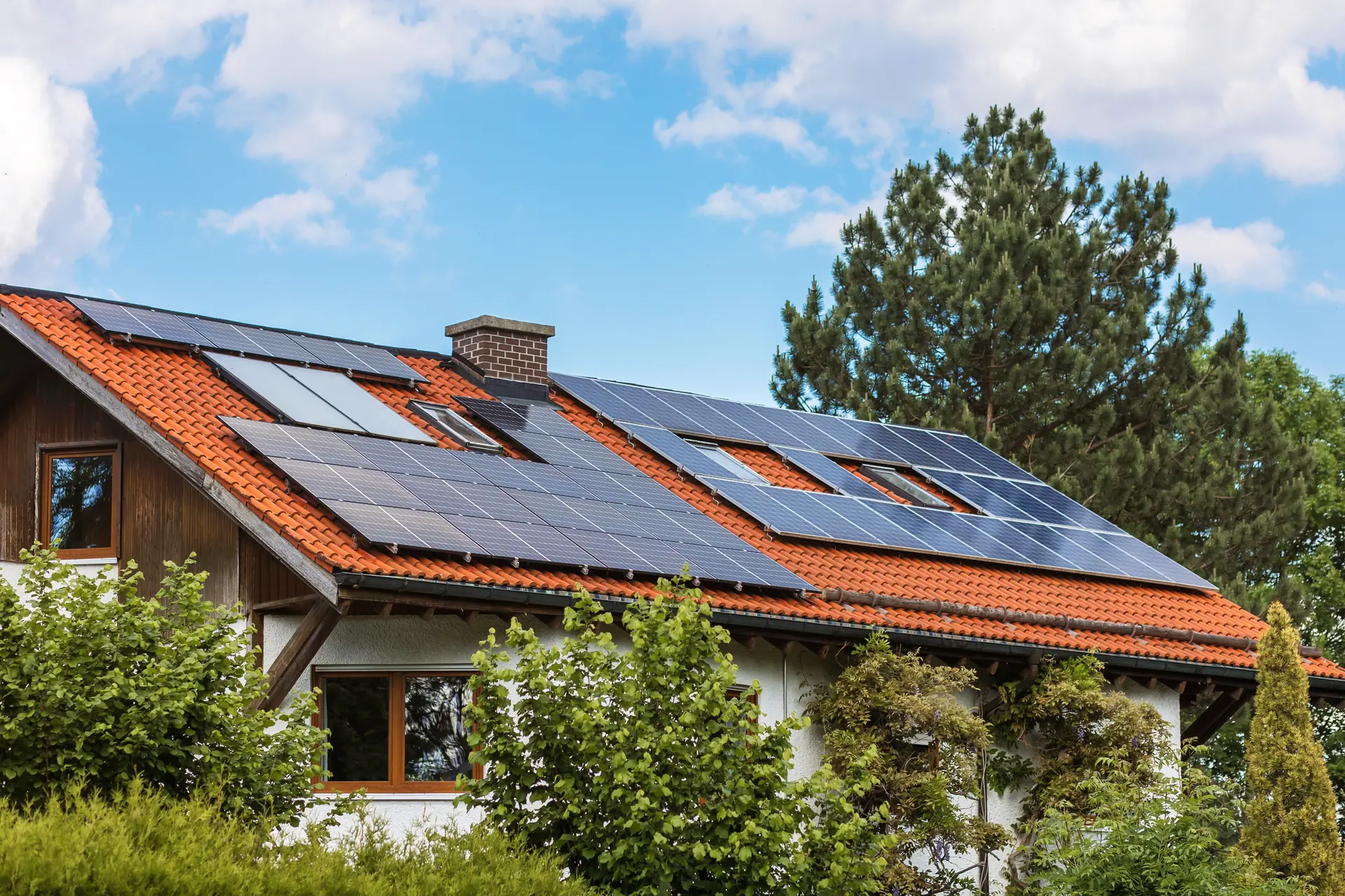Landhaus mit Photovoltaik auf dem Ziegeldach