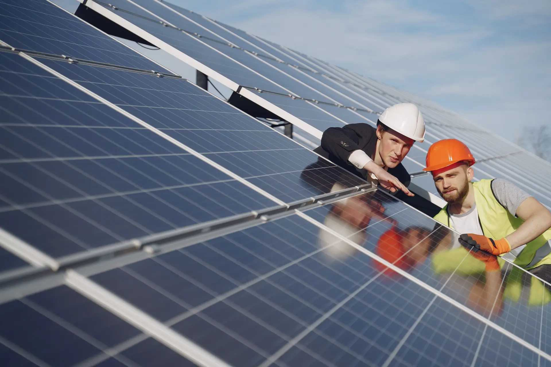 Monteure prüfen Photovoltaikmodule auf dem Dach