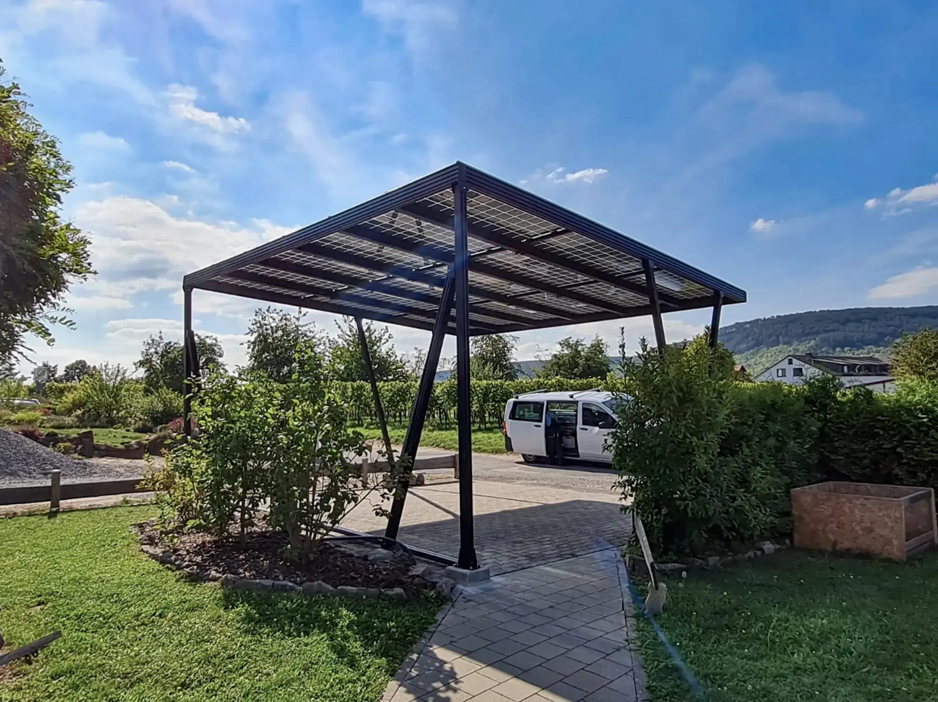 Freistehender Solarcarport von Solenda im Garten