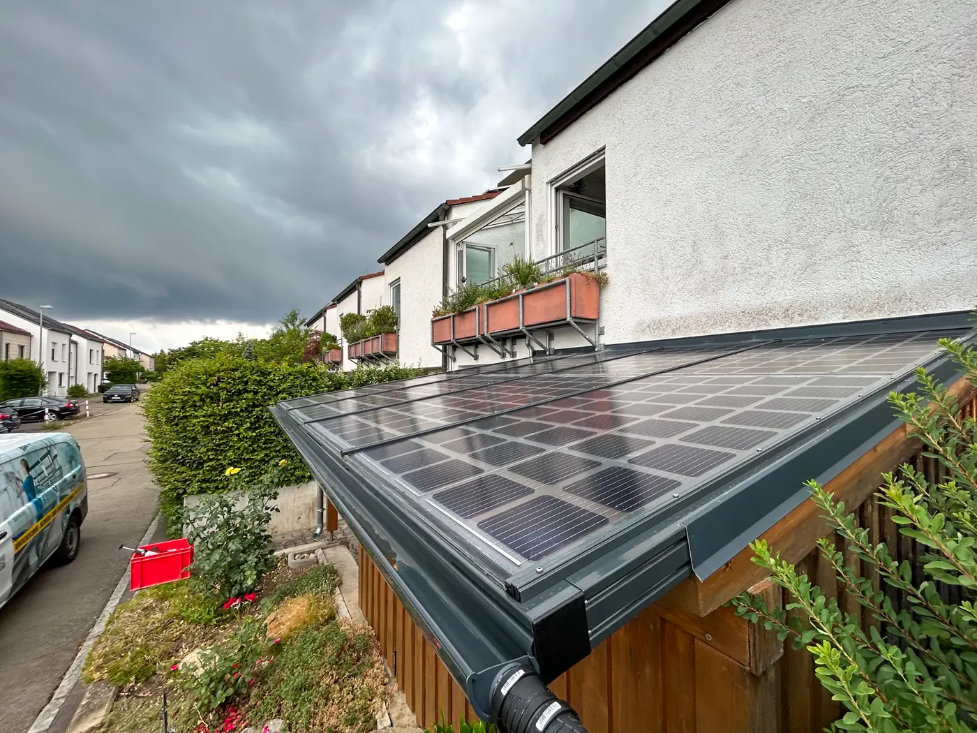 Holz-Solarcarport mit Glas-Glas-Modulen