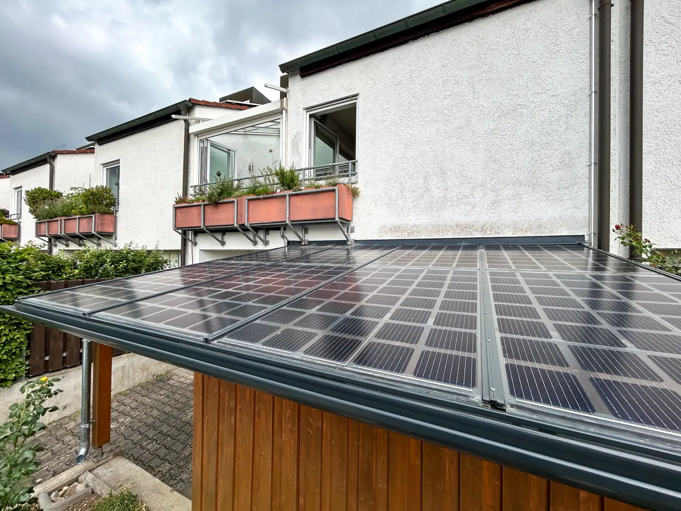 Dach eines Holz-Solarcarports mit Photovoltaikmodulen
