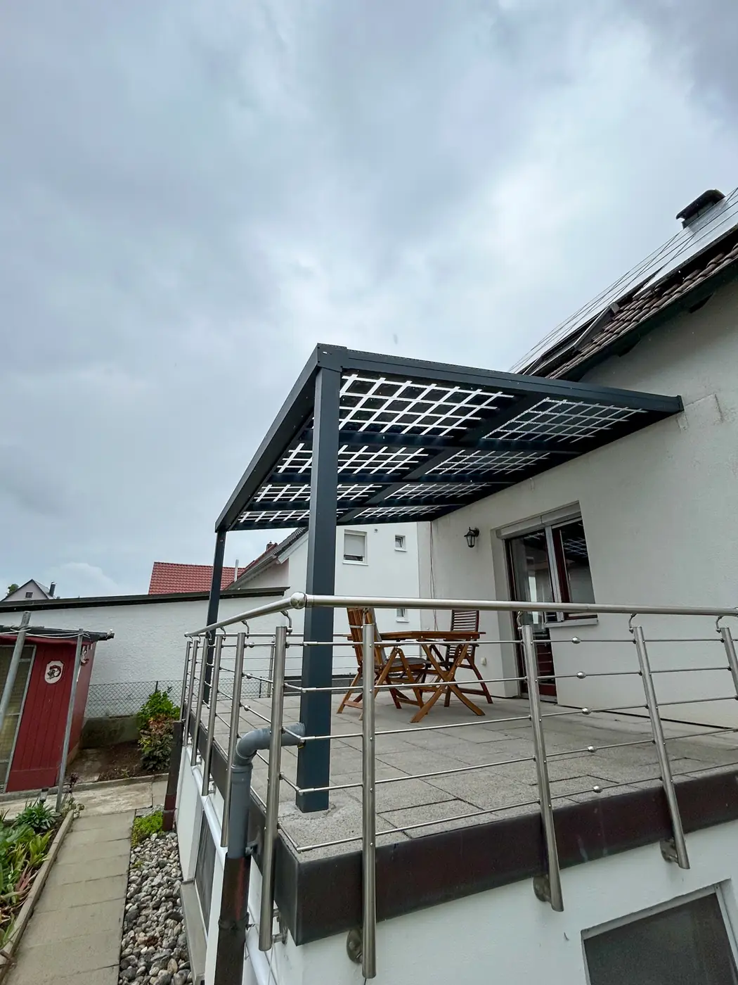 Solarterrasse mit Glas-Glas-Modulen über einem Balkon