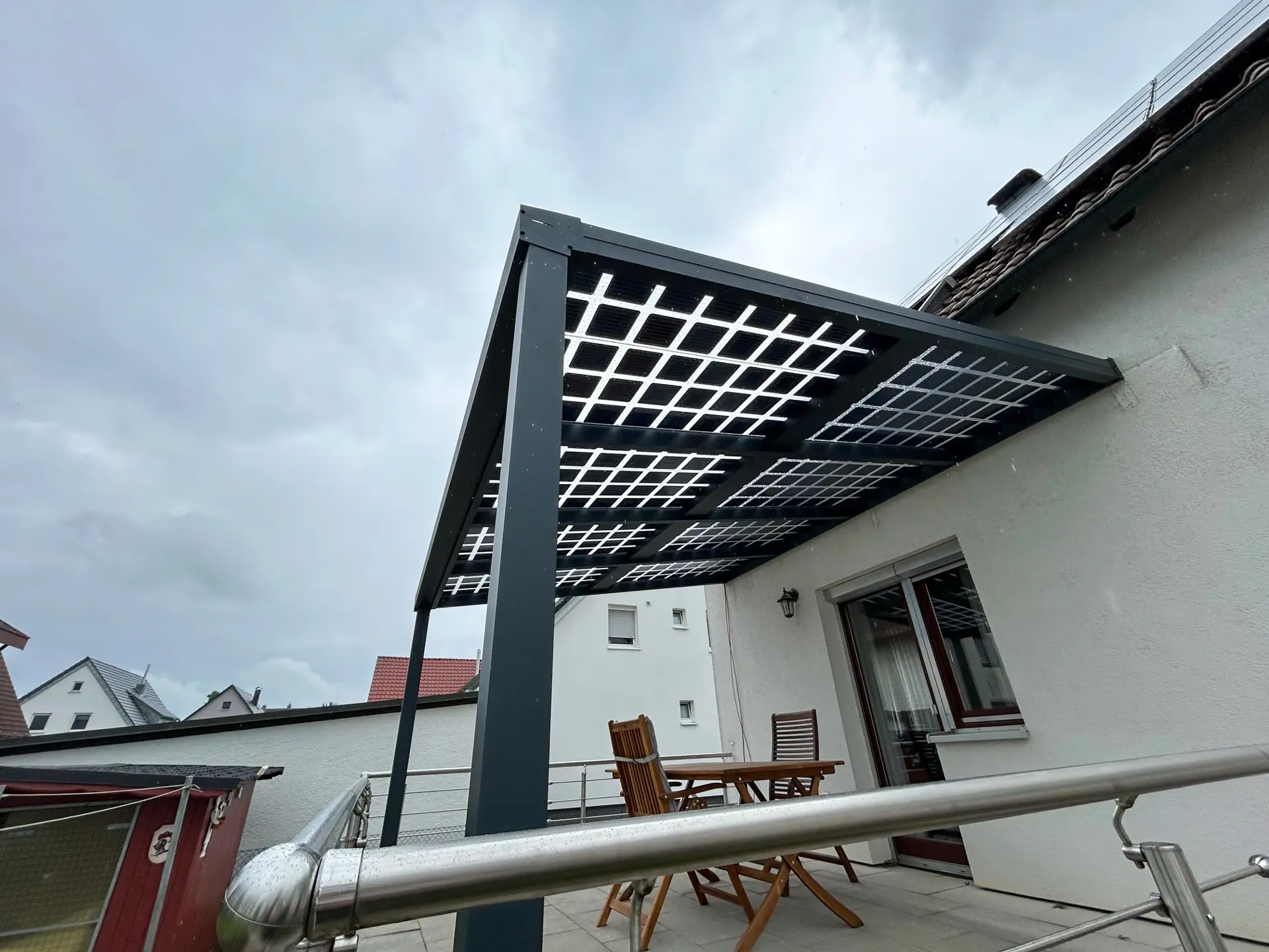 Solarterrasse mit lichtdurchlässigen Glas-Glas-Modulen über einer Dachterrasse