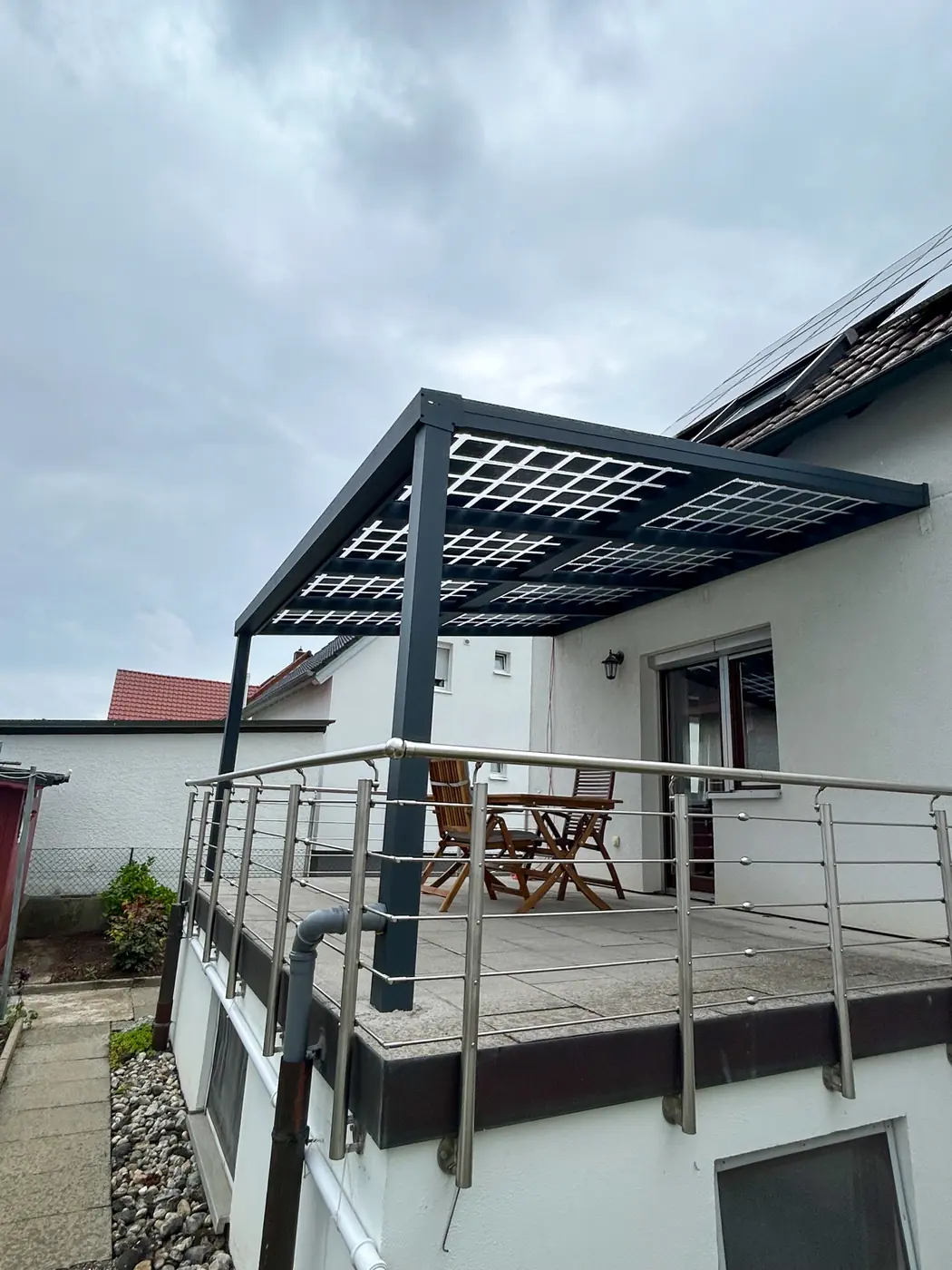 Solarterrasse über einem Balkon, seitliche Ansicht