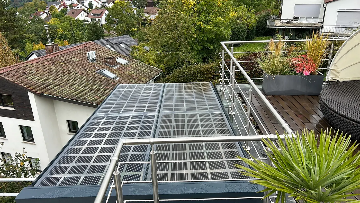 Solarterrasse mit Glas-Glas-Modulen von oben, darunter eine Dachterrasse