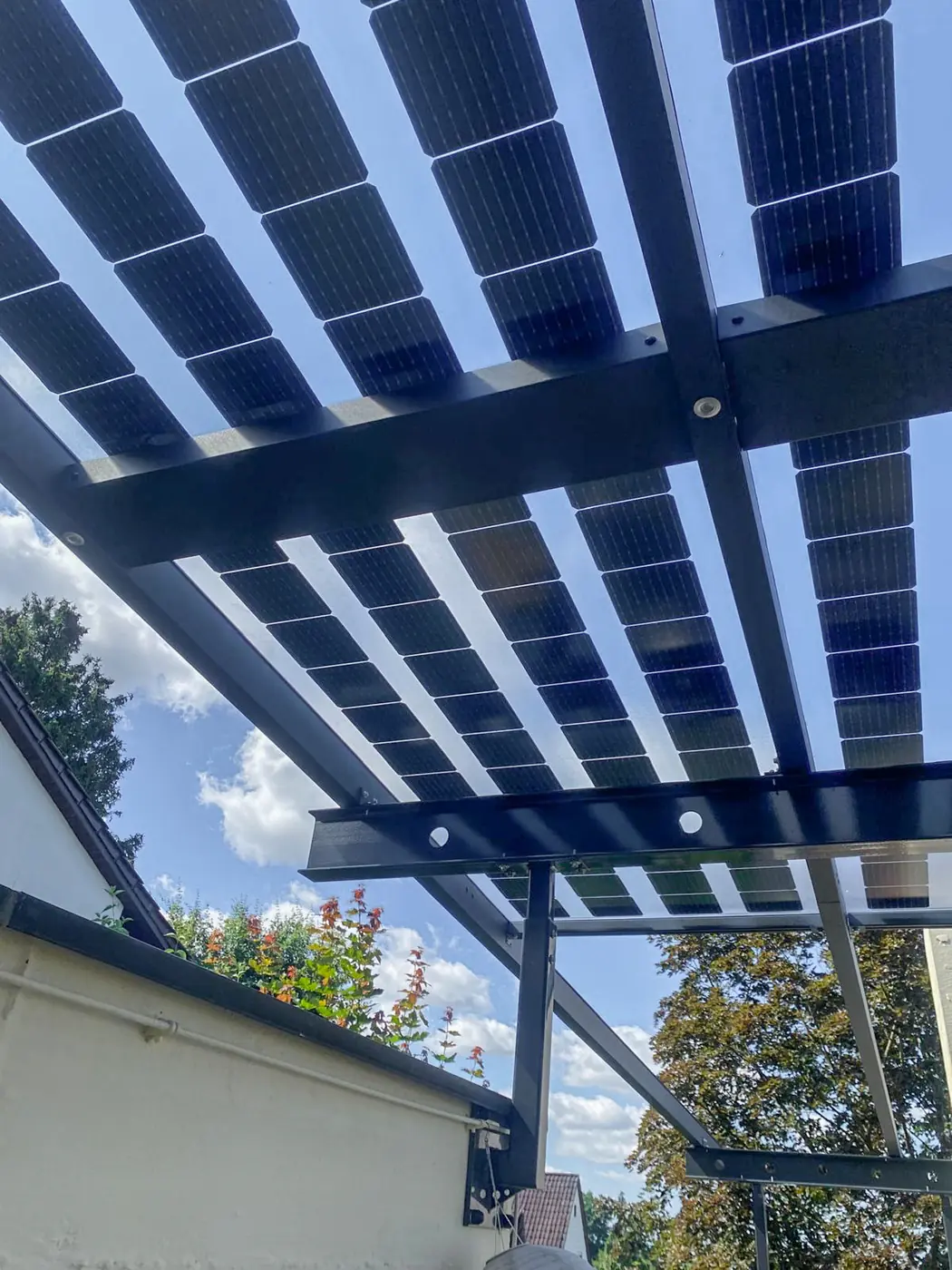 Solarterrasse: Licht fällt durch die PV-Module