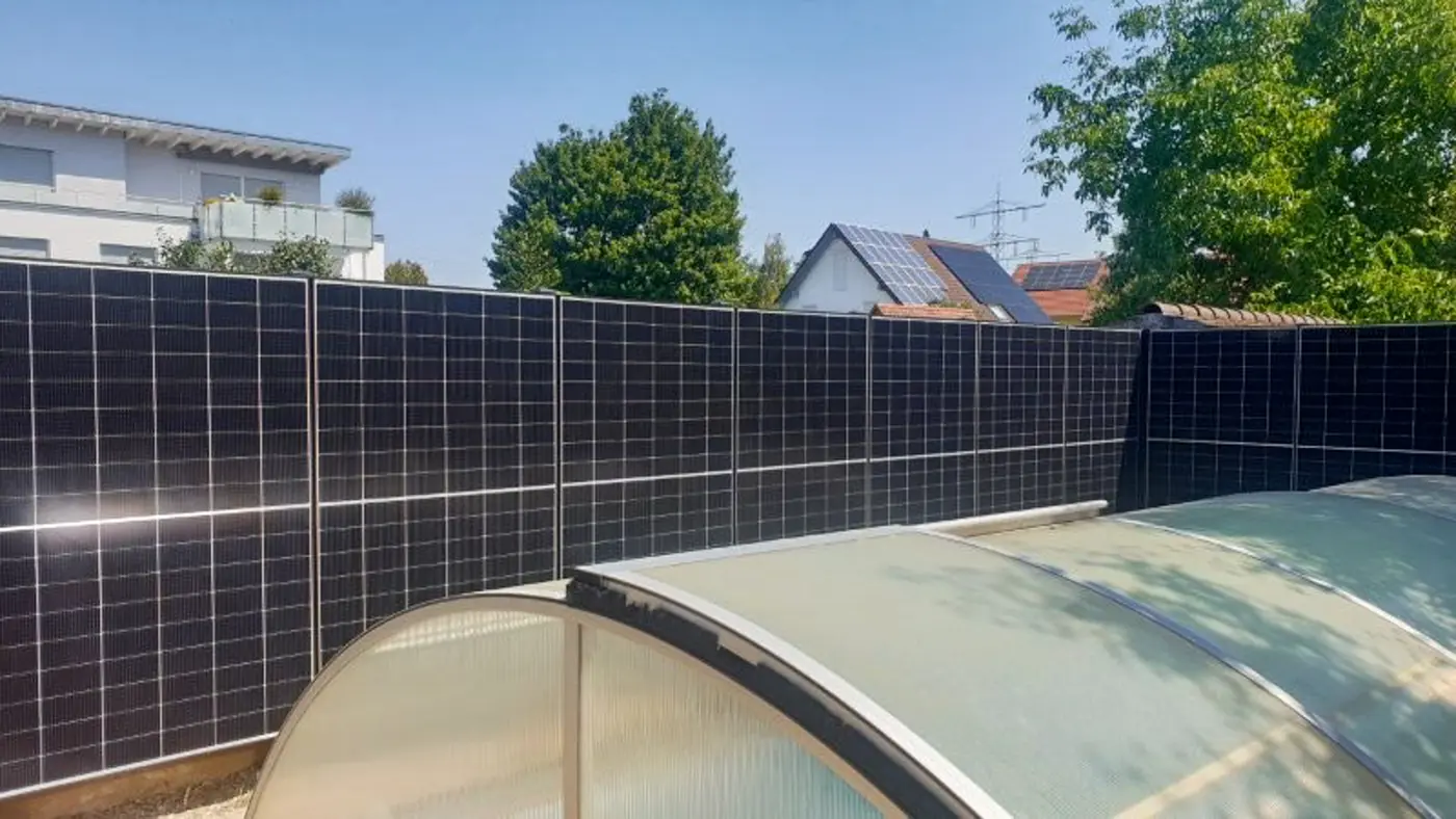 Solarzaun als Sichtschutz neben einer Poolüberdachung