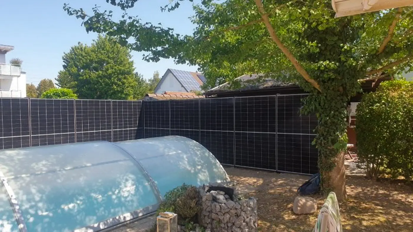 Solarzaun als Sichtschutz im Garten