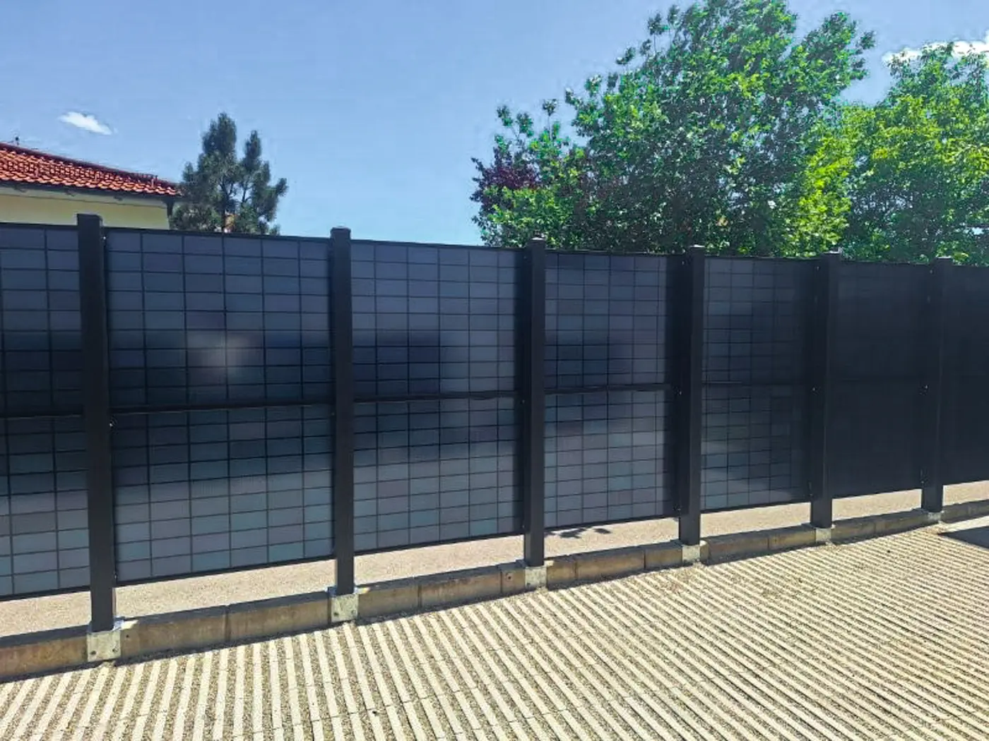Solarzaun aus Glas-Glas-Modulen