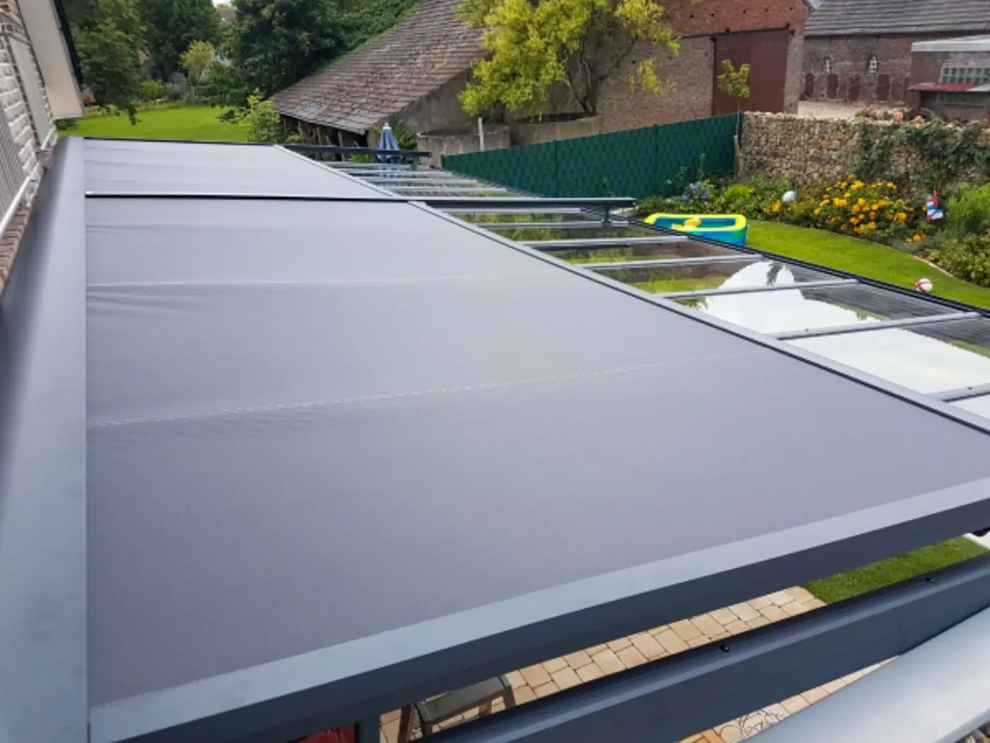 Elektrische Aufdachmarkise auf dem Glasdach einer Terrassenüberdachung