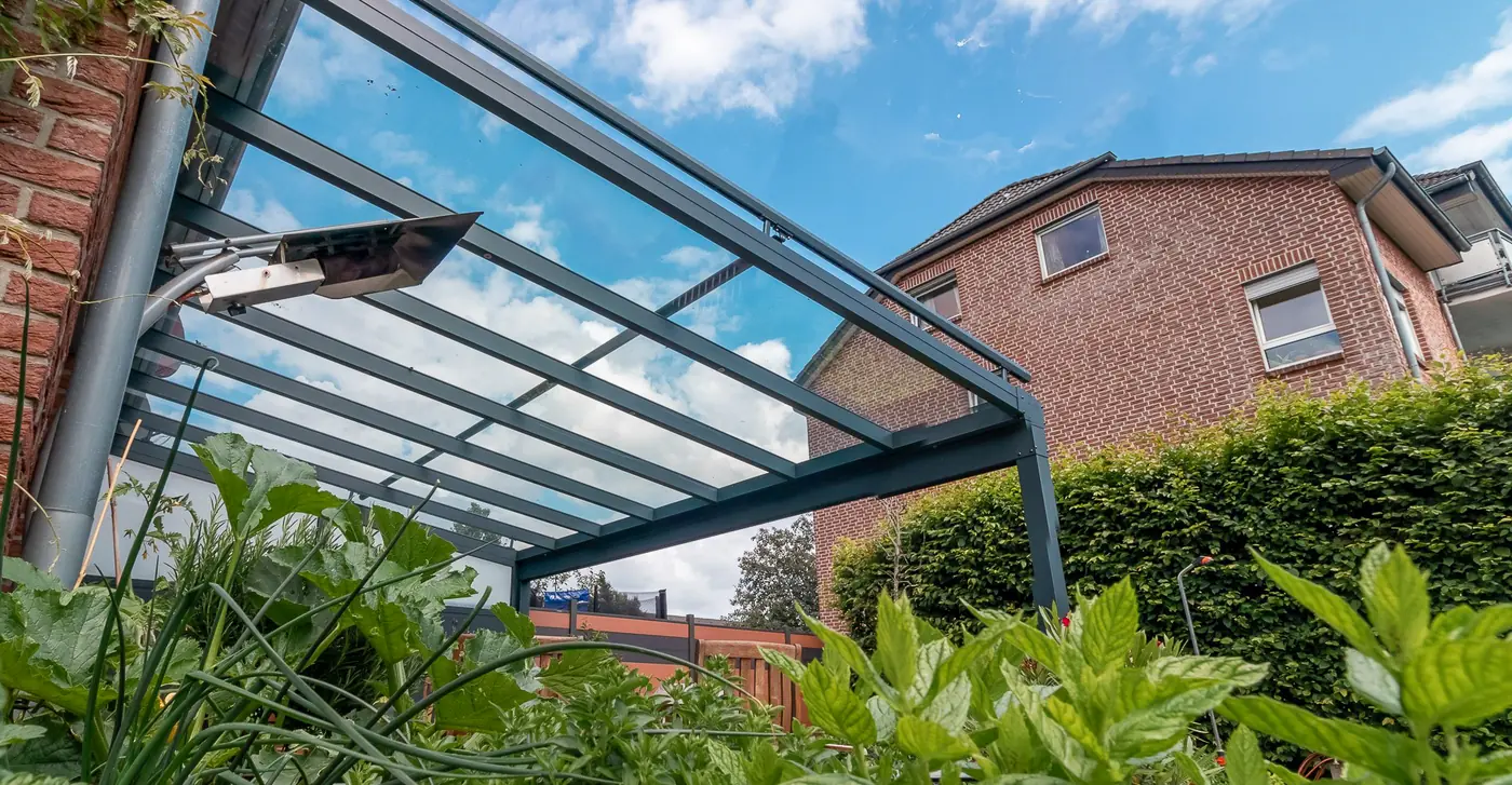 Terrassenüberdachung mit Glasdach im Gegenlicht