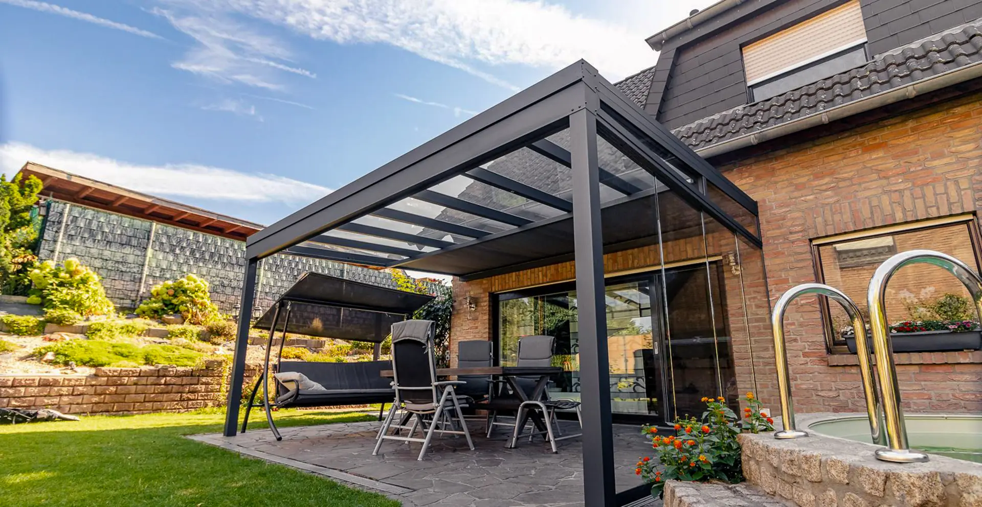 Terrassenüberdachung mit Glasdach und Glasschiebewänden