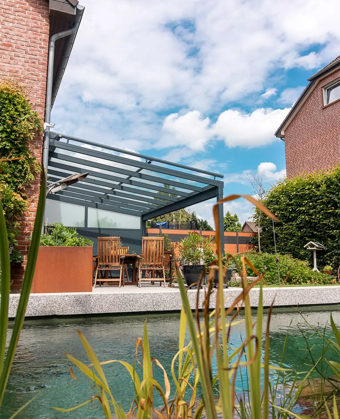Terrassenüberdachung am Gartenteich
