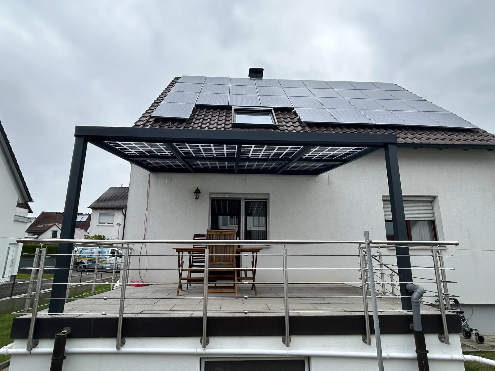 Solarterrasse mit lichtdurchlässigen Glas-Glas-Photovoltaikmodulen über einem Balkon
