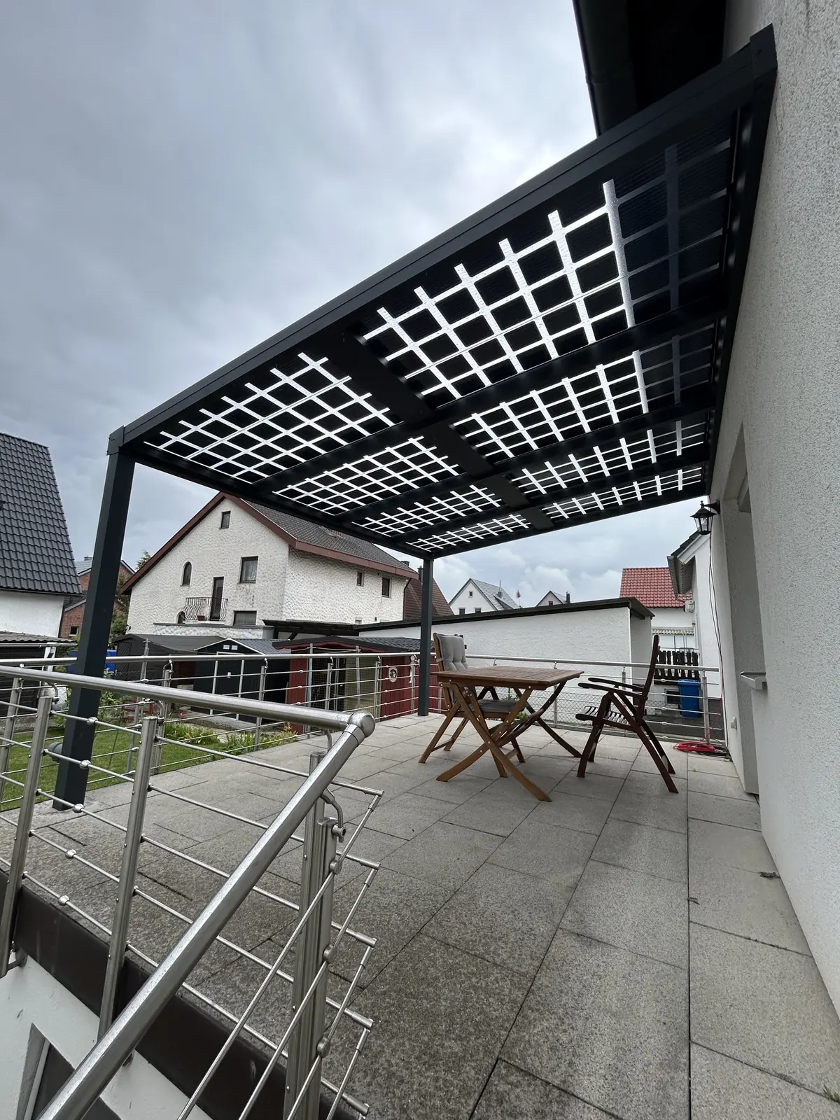 Blick unter die Solarterrasse: Licht fällt durch die transparenten PV-Module