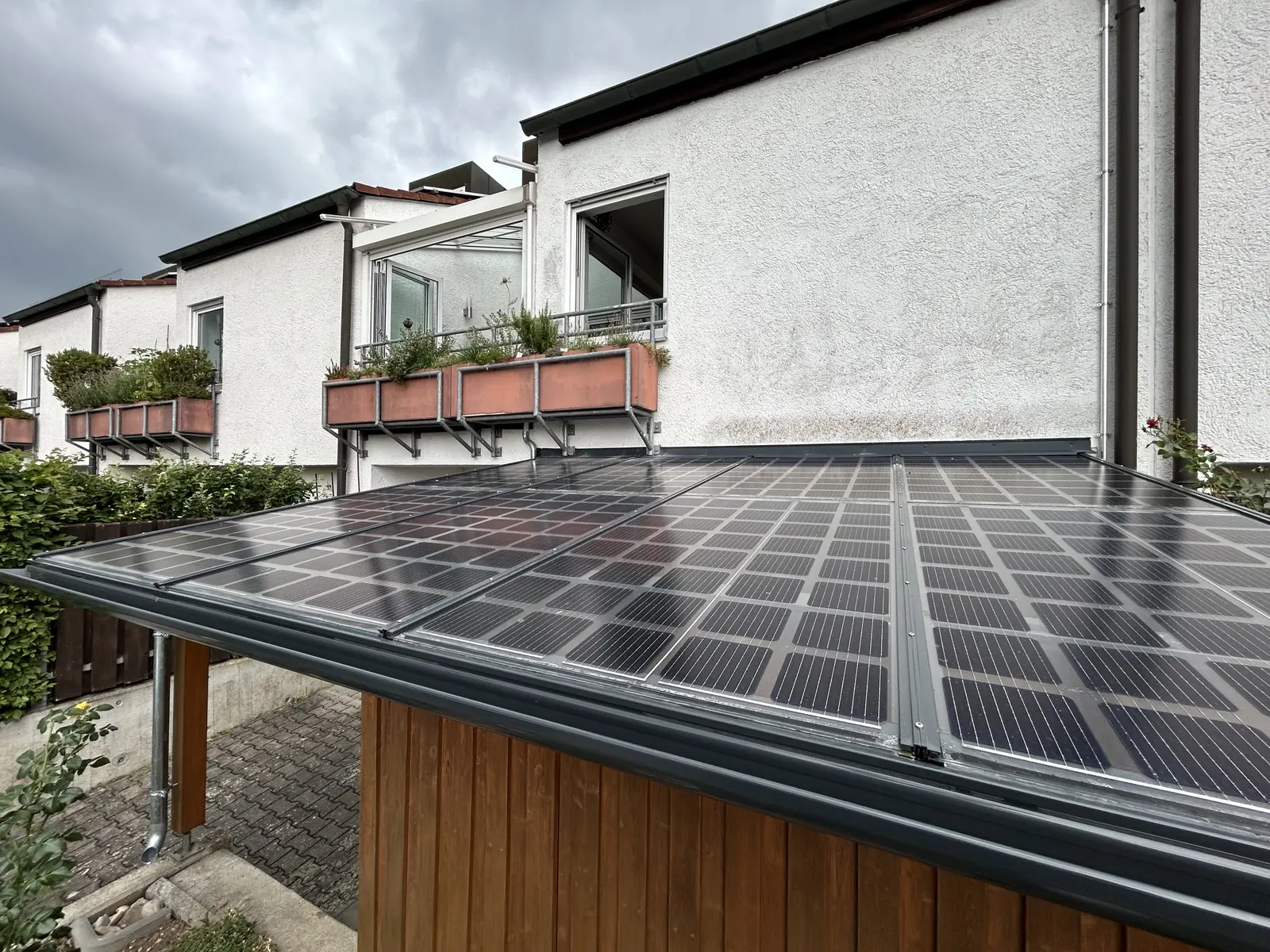 Solarcarport-Dach mit Photovoltaikmodulen und integrierter Dachrinne